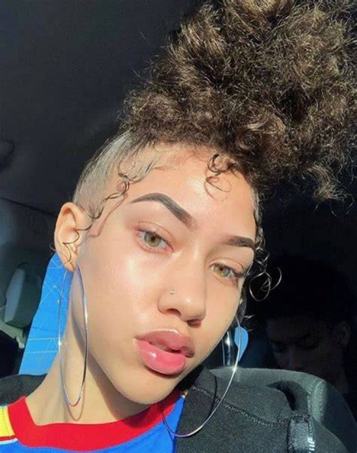 Baddie🤍 Light skin girls, Baddie hairstyles, Girl hairstyles