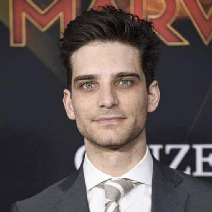 Is Jeff Ward in a relationship? ·