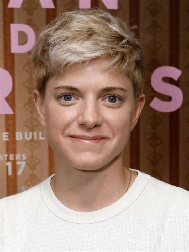 Mae Martin - ZinBlog