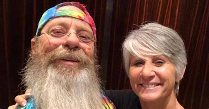 Meet The Family, Tim Schmidt Happy Hippie Wife Christine Wheeler and Kids ·