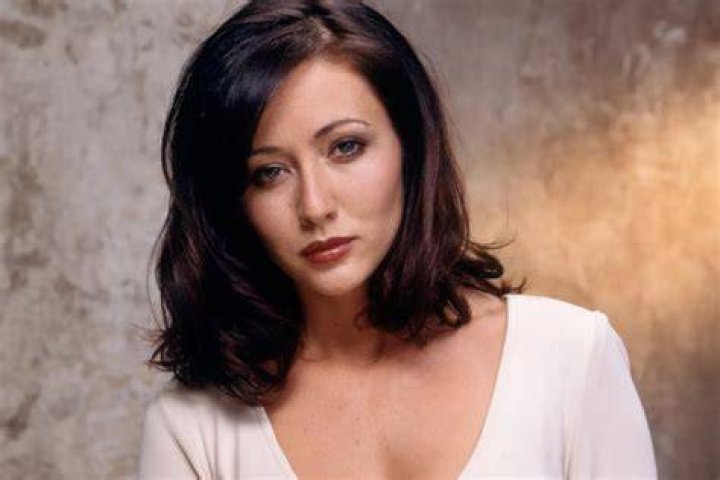 Shannen Doherty compartilha foto de quimioterapia ao lado do marido
