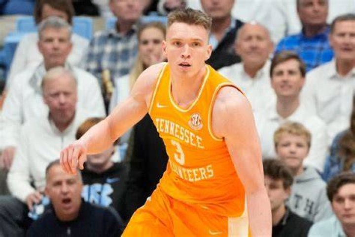 Tennessee star Dalton Knecht helped off court vs. UNC after rolling left ankle ·