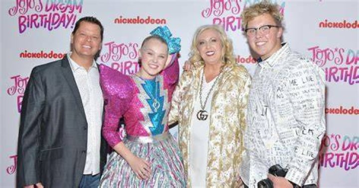Who Are JoJo Siwa's Parents Jessalyn and Tom Siwa? Family Details