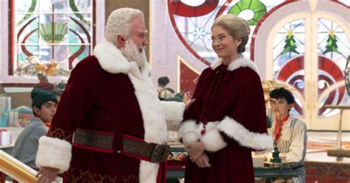 Who plays Mrs Santa on the Capital One commercial?
